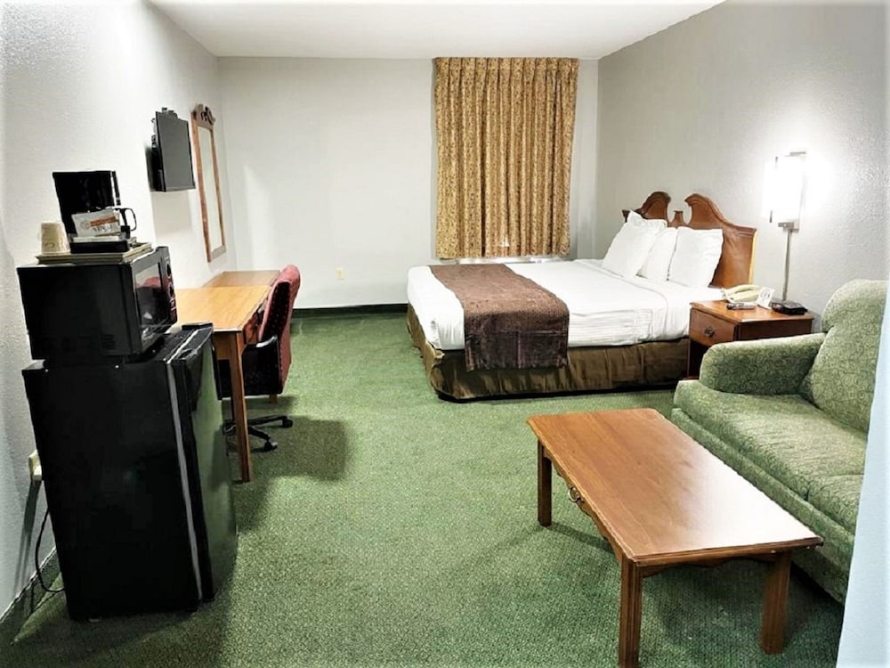 Room, 1 King Bed, Smoking - Photo 3