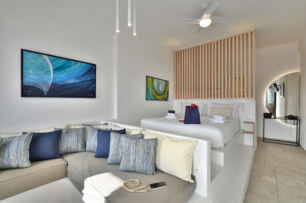 Deluxe Triple Room (Chora View) photo 2