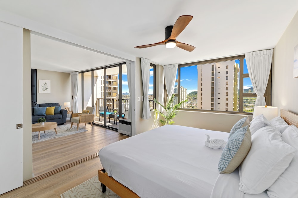 Premium Remodeled Condo with Ocean View and Parking: Premium Suite, 1 Bedroom, Balcony, Ocean View (0125) photo