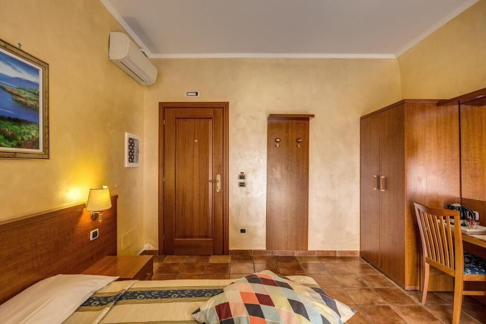 Economy Triple Room photo 1