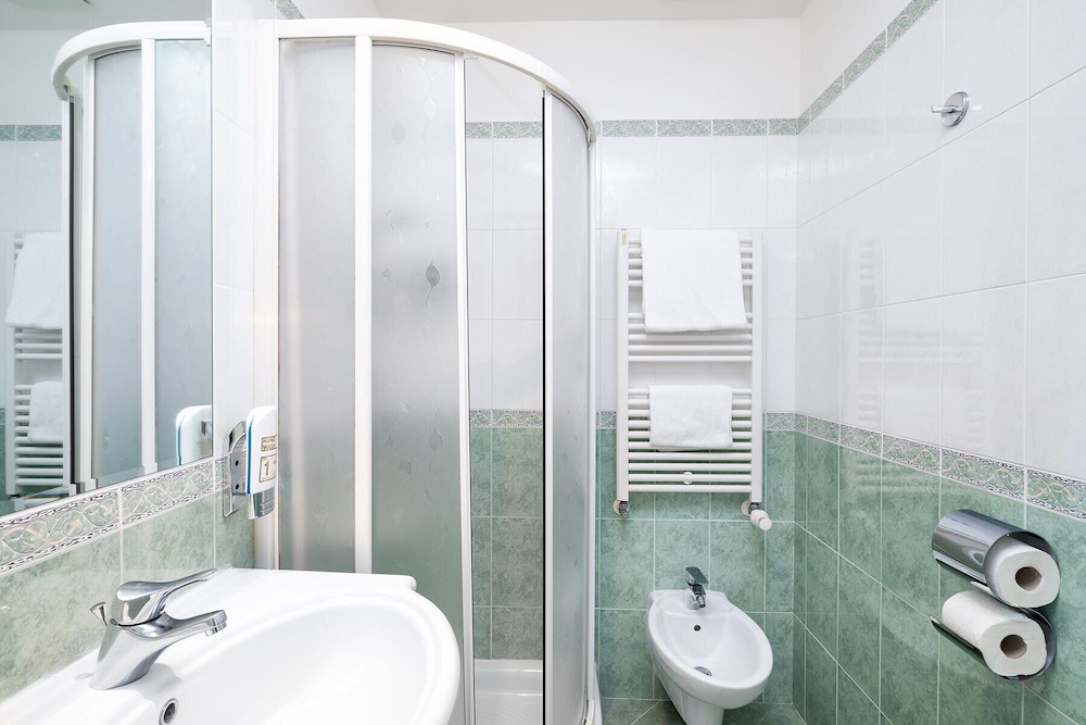 Standard Double or Twin Room - Photo 4