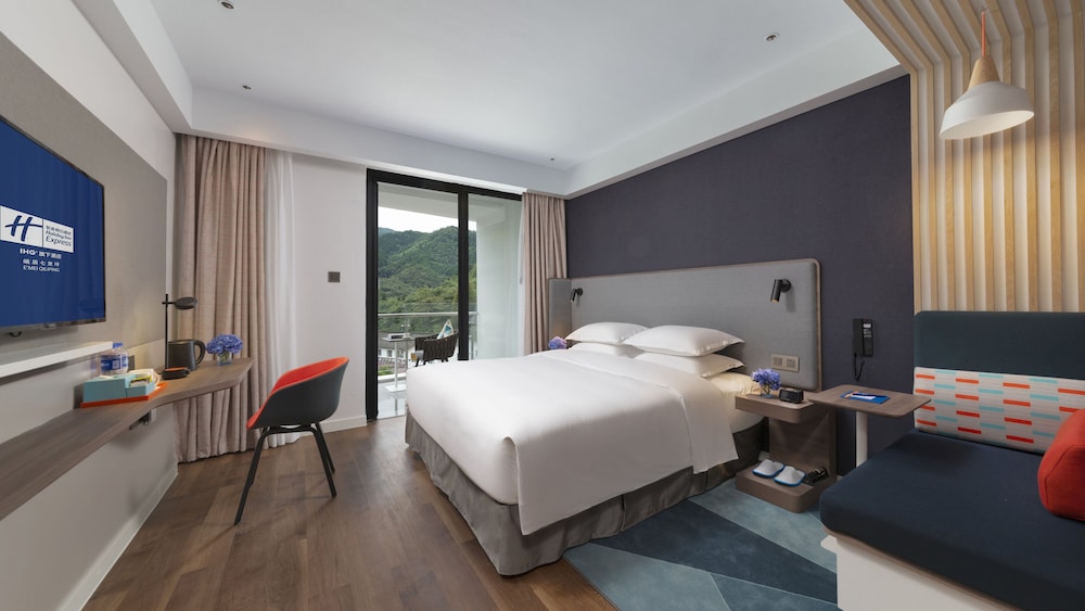 Standard Room, 1 King Bed, Balcony, Mountain View - Photo 3