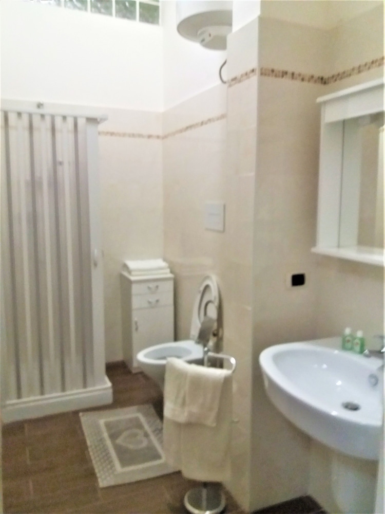City Triple Room, 1 Bedroom, Private Bathroom photo 3