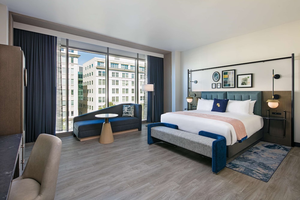 Premier Room, 1 King Bed (Street View) - Photo 2