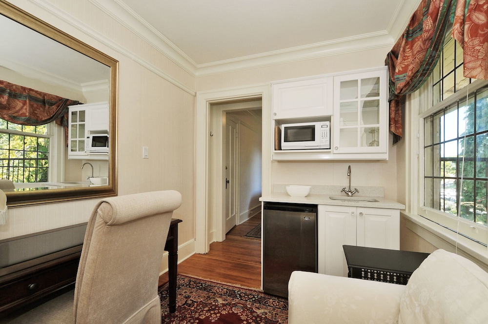 Suite, 1 Queen Bed, Kitchenette (Craigmyle) photo 1