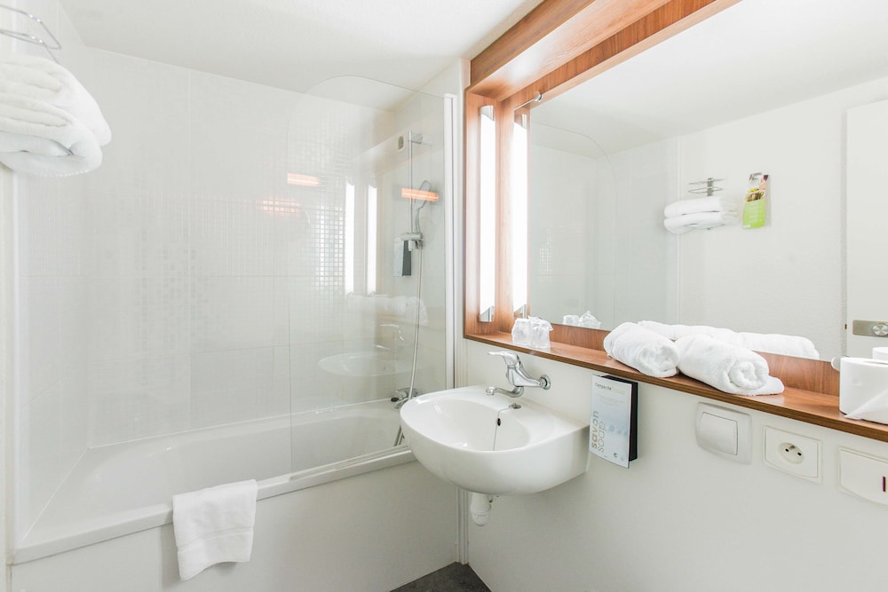 Standard Room, Multiple Beds - Photo 4