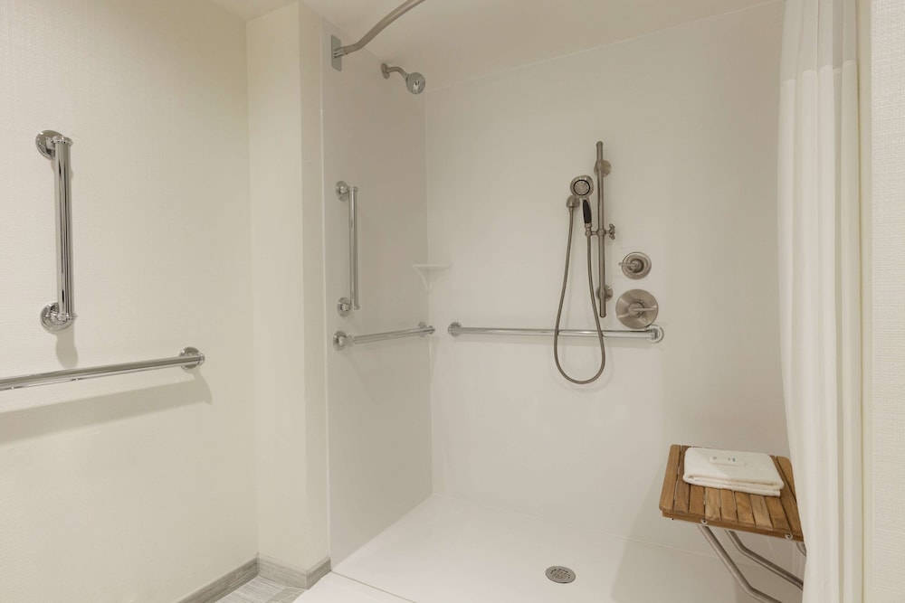 Room, 2 Queen Beds, Accessible, Non Smoking (Roll-in Shower) - Photo 7