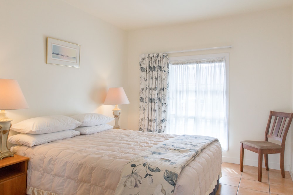 Comfort Studio Suite, 1 Bedroom, Pool View photo 2