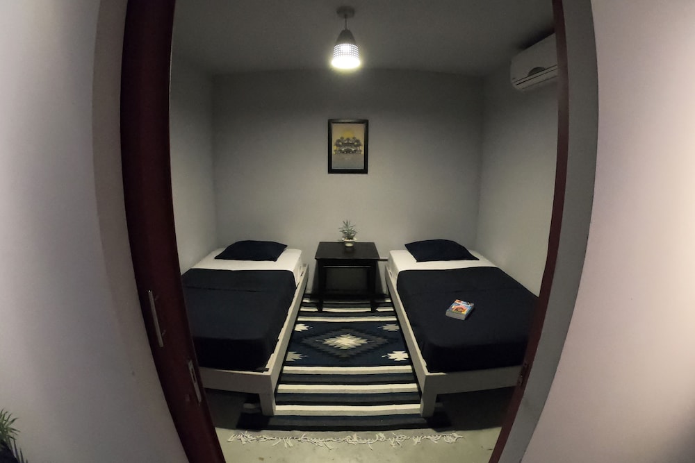 Basic Double Room, 2 Twin Beds, Non Smoking photo 2