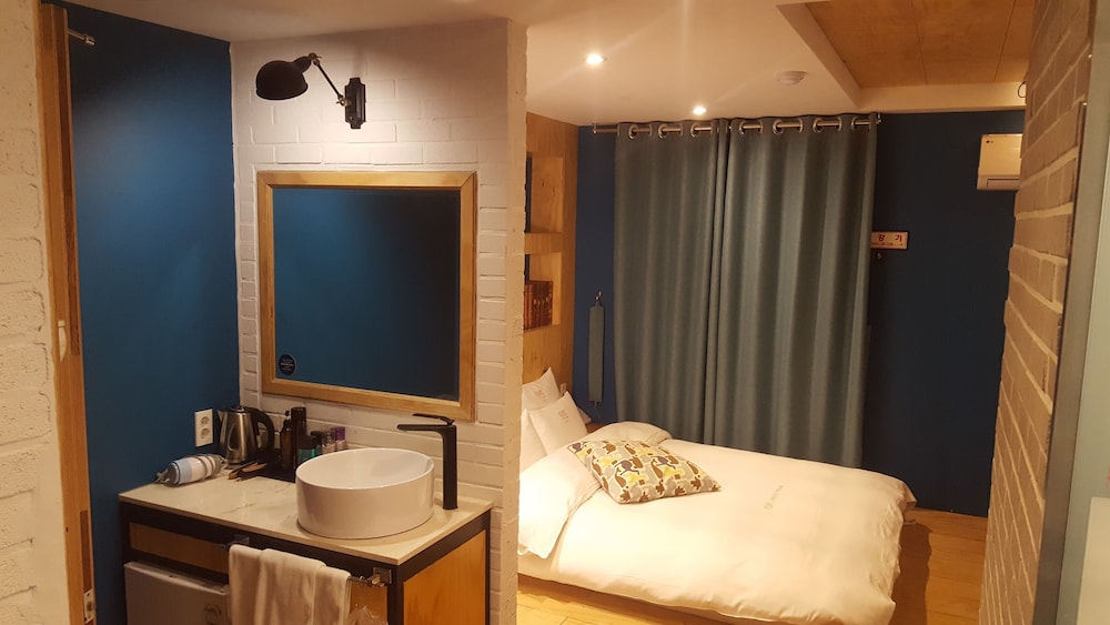 Premium Room - Photo 18