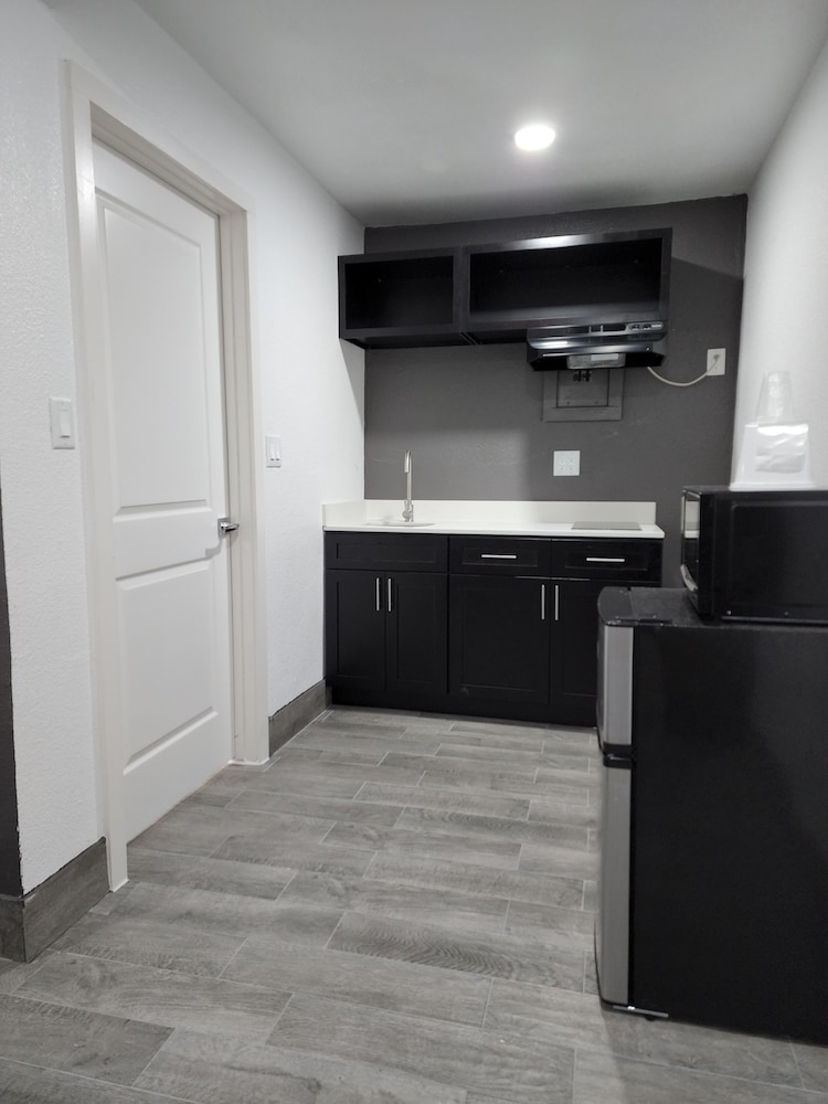 Room, 2 Queen Beds, Non Smoking (Efficiency) - Photo 10