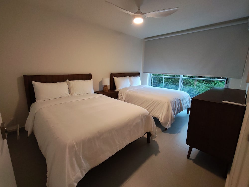 Deluxe Condo, 4 Bedrooms, Partial Ocean View, Garden Area