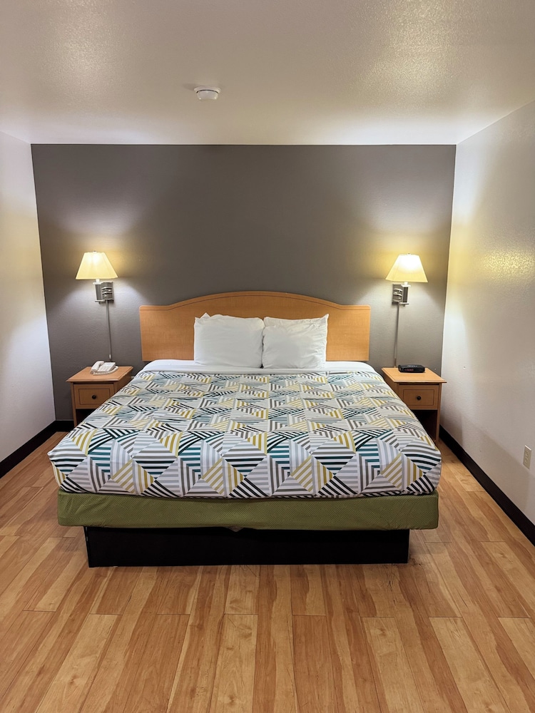 Single Room, 1 King Bed, Smoking, Kitchenette photo 1