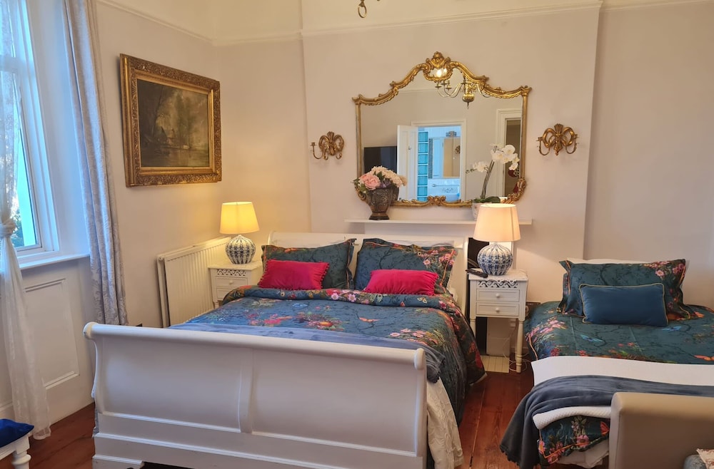 Deluxe Triple Room, 1 King Bed with Sofa bed photo 2
