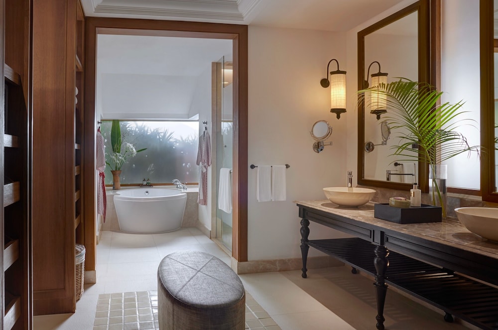 Deluxe Beachfront Villa - Photo 6