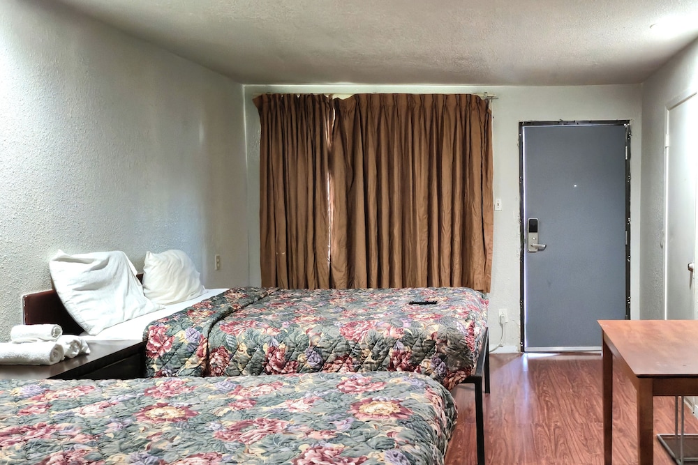 Room, 1 King Bed, Non Smoking photo 2