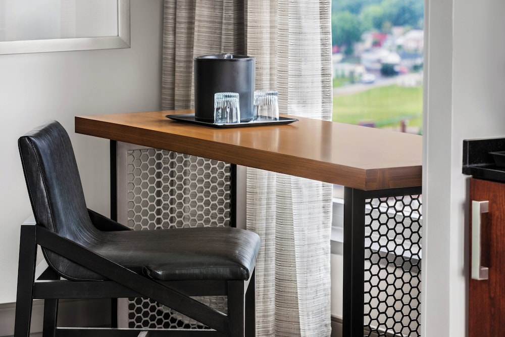 Suite, 1 Bedroom, Corner - Photo 3