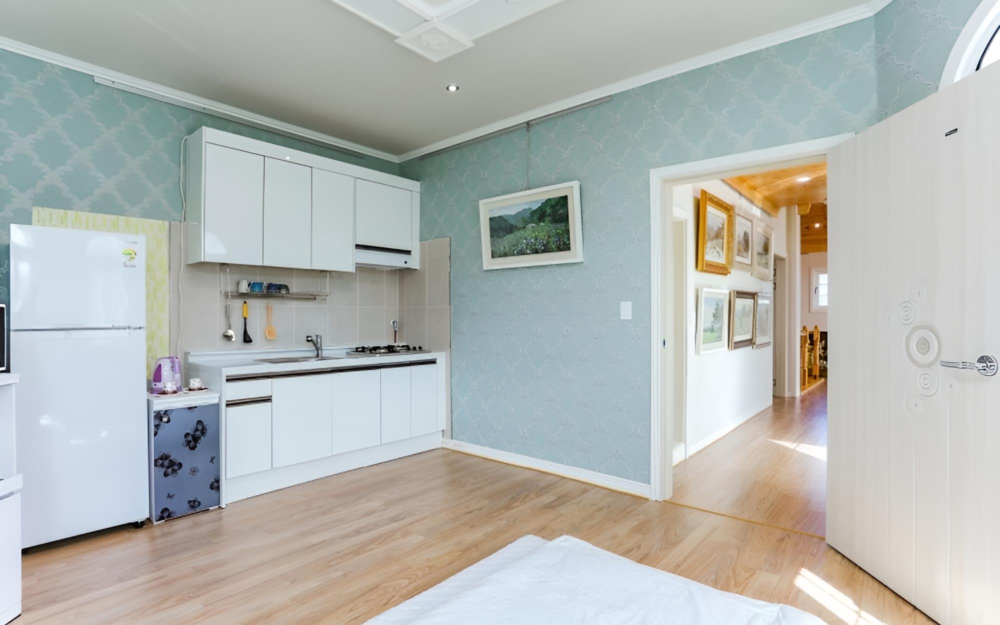 Room (Evergreen) - Photo 1