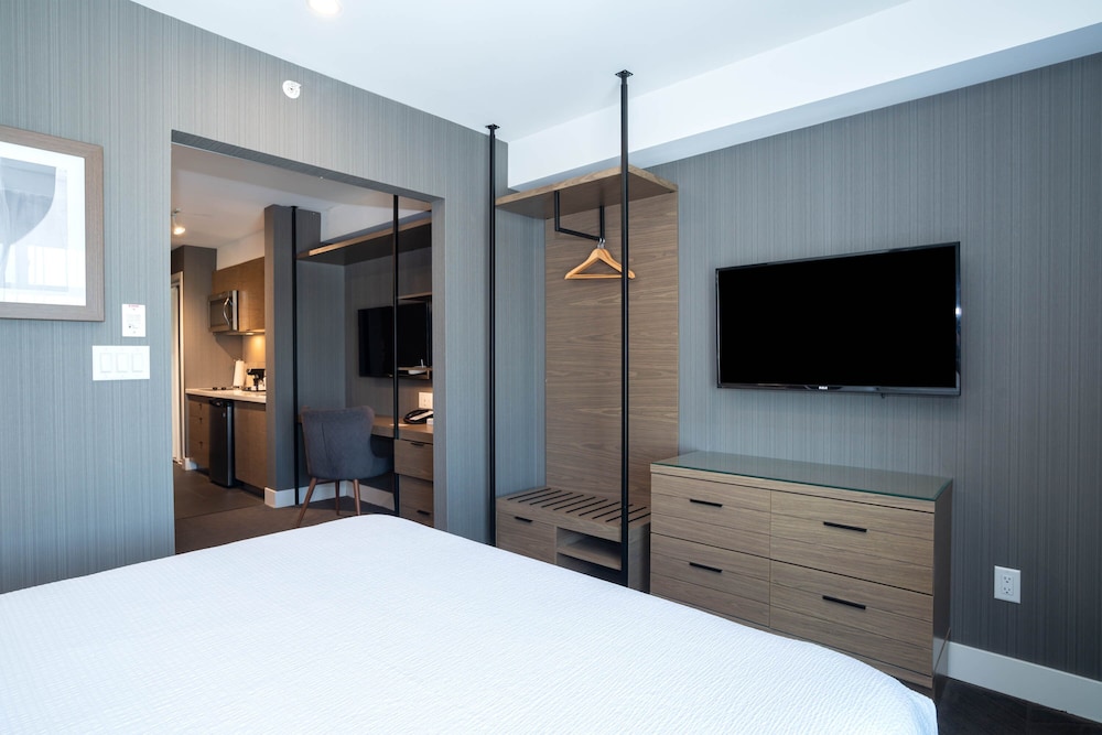 Signature Suite, 1 King Bed with Sofa bed, Kitchenette thumbnail 5