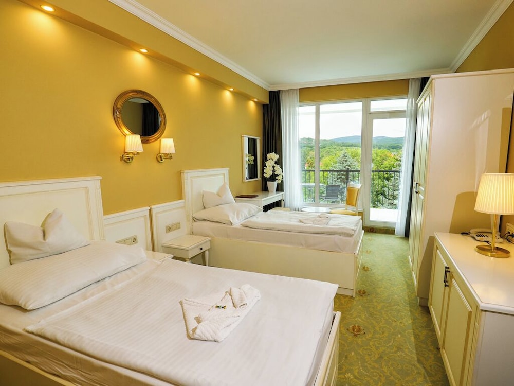 Family Twin Room, Pool View