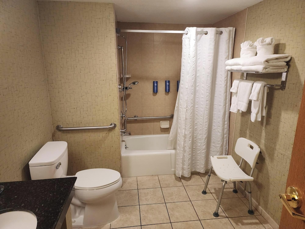 Classic Double Room, Shower Grab Bars photo 2