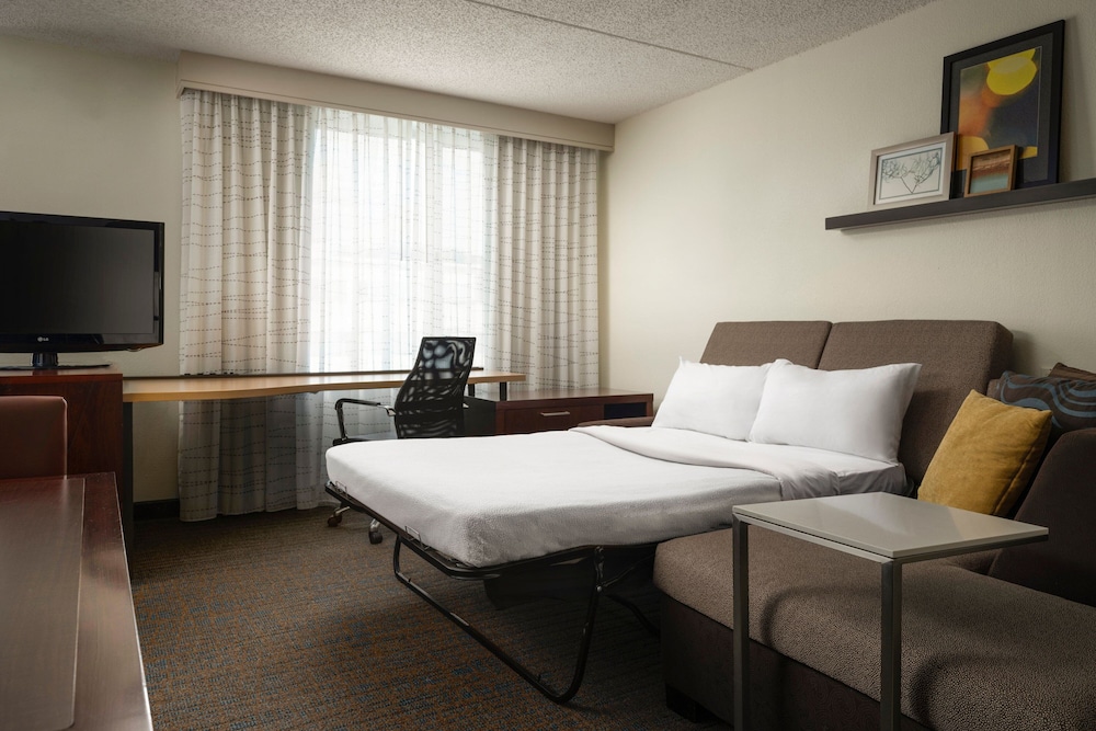 Suite, 2 Bedrooms (Mobility/Hearing Accessible, Tub) photo 3