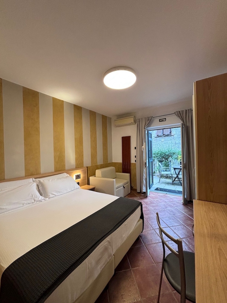 Standard Double Room, 1 Bedroom, Ensuite photo 1