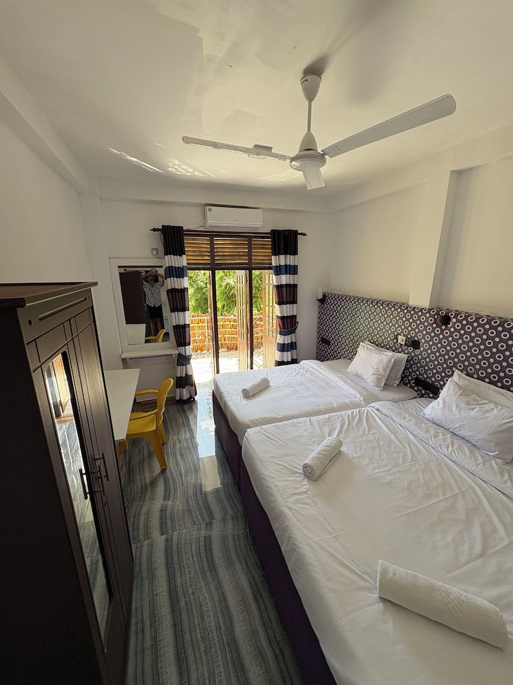 Superior Triple Room, Pool View photo 1