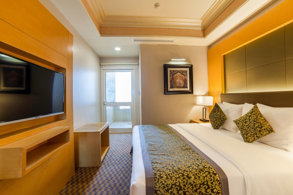 Suite, 1 King Bed, Accessible, Non Smoking - Photo 1