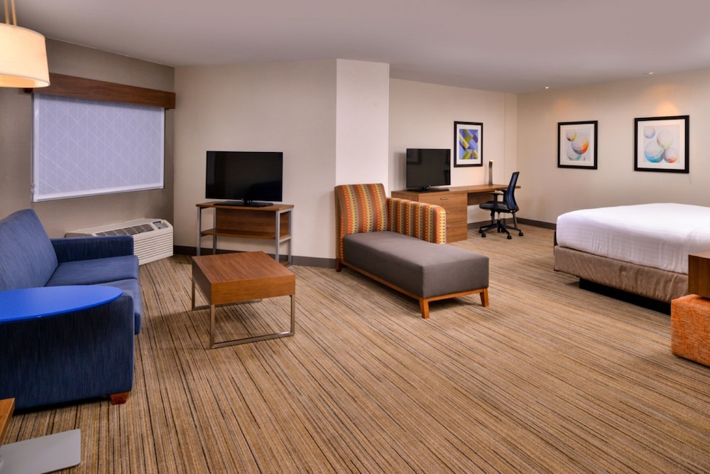 Standard Room, 1 King Bed with Sofa bed (Extra Floor Space) - Photo 4