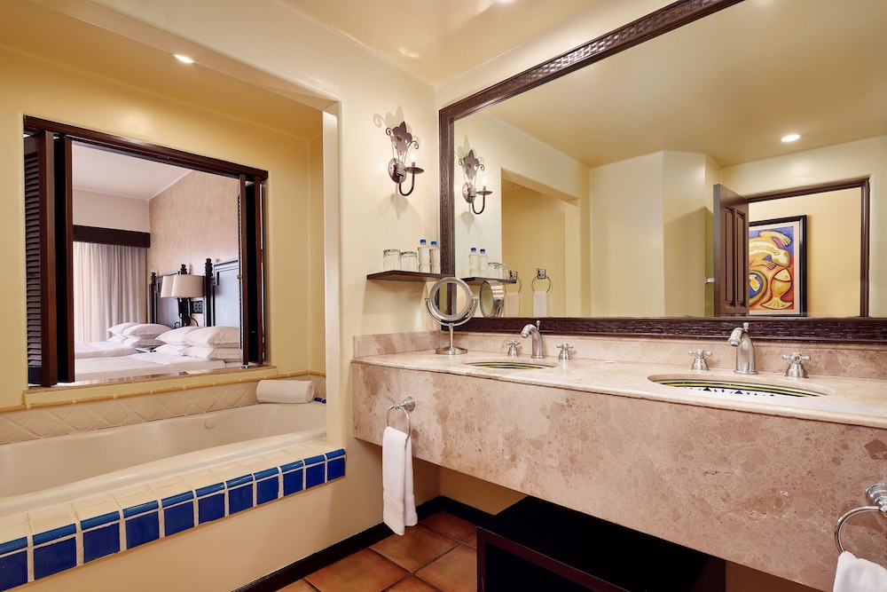 Room, 1 King Bed, Non Smoking, Balcony (Oceanfront) thumbnail 5