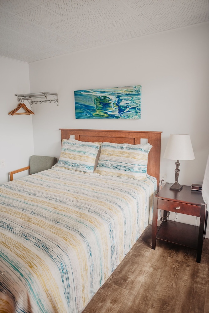 Deluxe Room, 1 Queen Bed photo 2