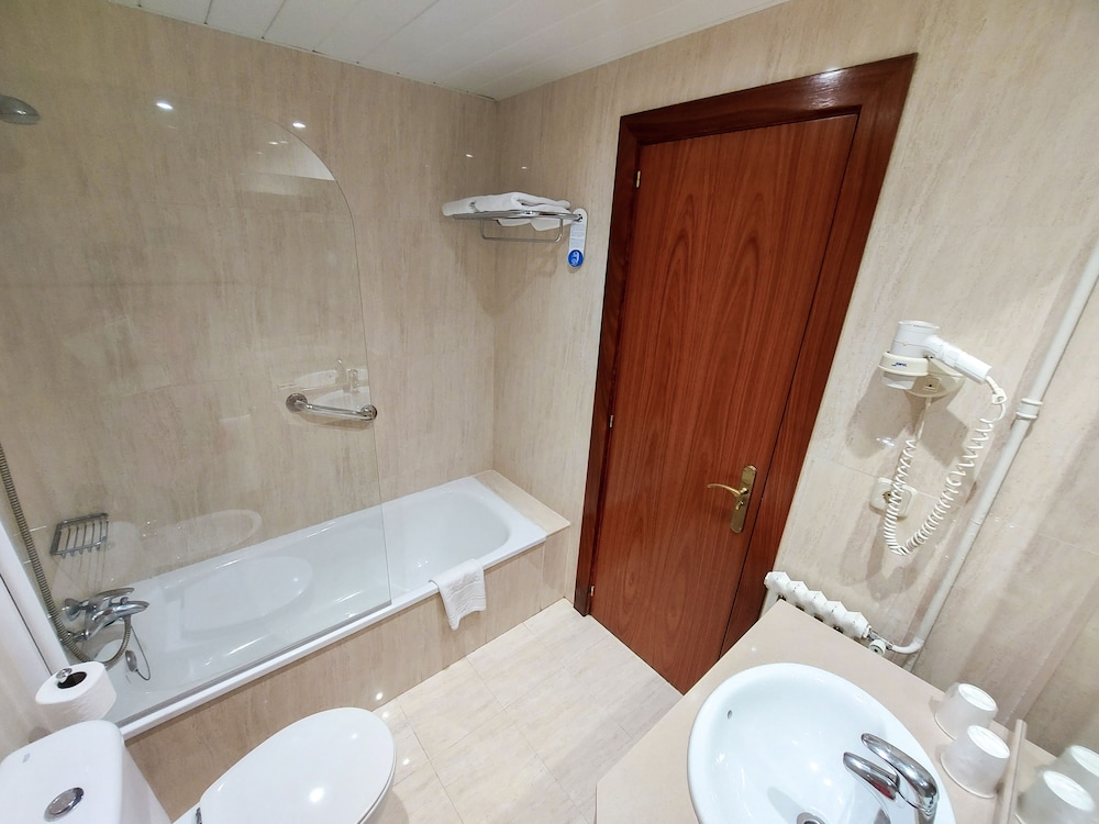 Triple Room - Photo 9