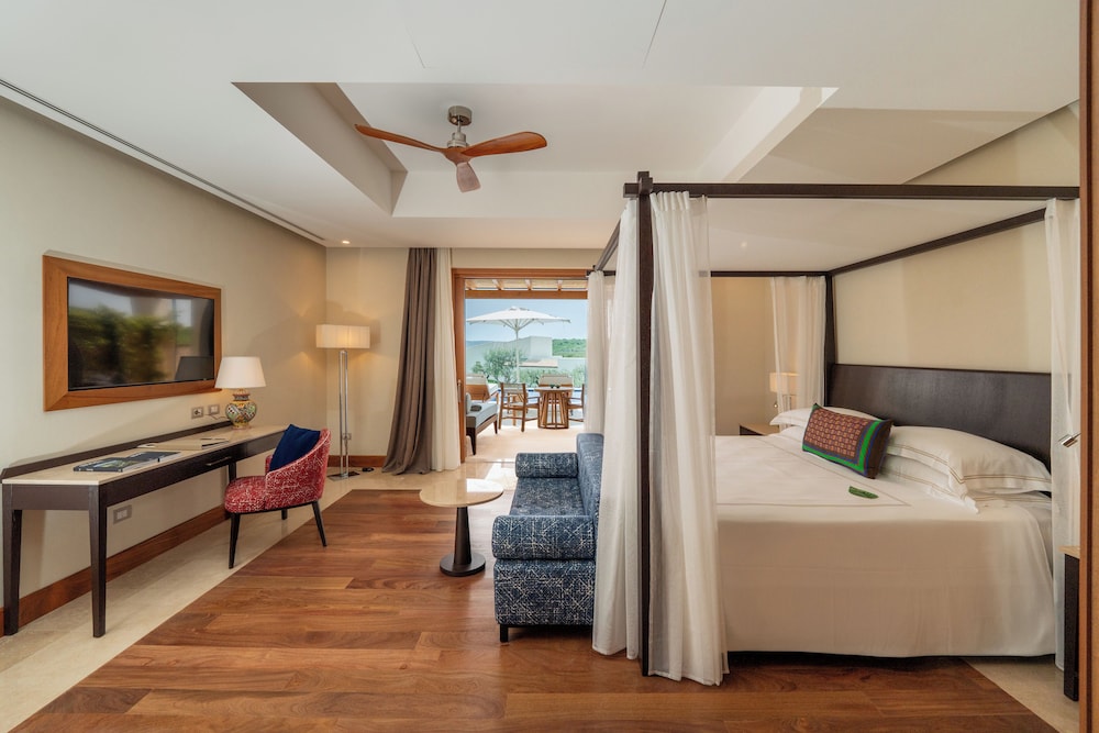 Club Suite, 1 King Bed, Pool Access, Pool View
