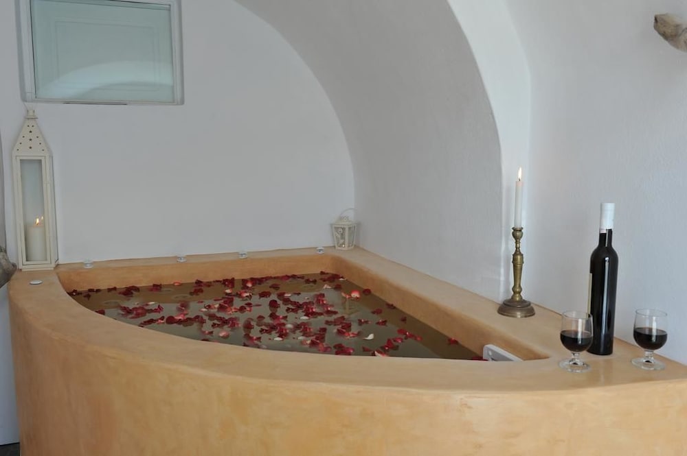 Suite, Jetted Tub - Photo 9
