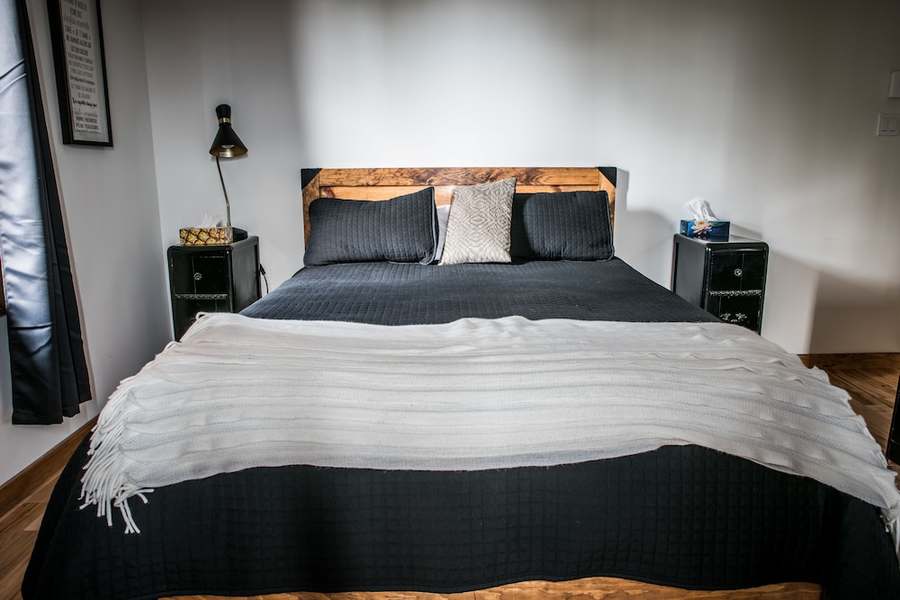 Panoramic Double Room, 1 Queen Bed, Lake View (La Chic en noir)