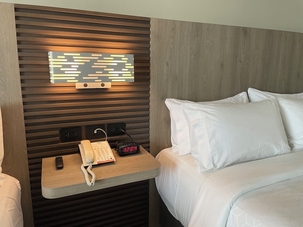 Standard Room, 1 King Bed, Accessible thumbnail 6