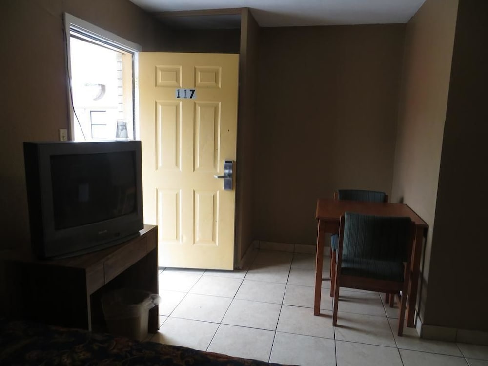 Double or Twin Room, 2 Queen Beds, Non Smoking photo 3