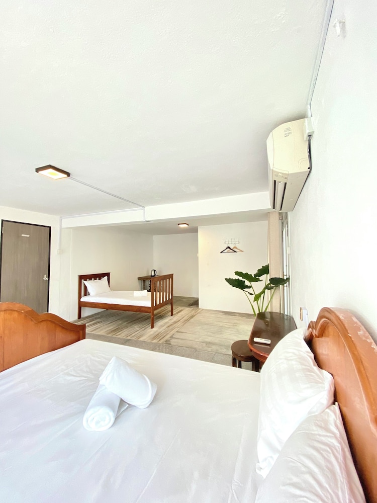 Basic Triple Room, Patio