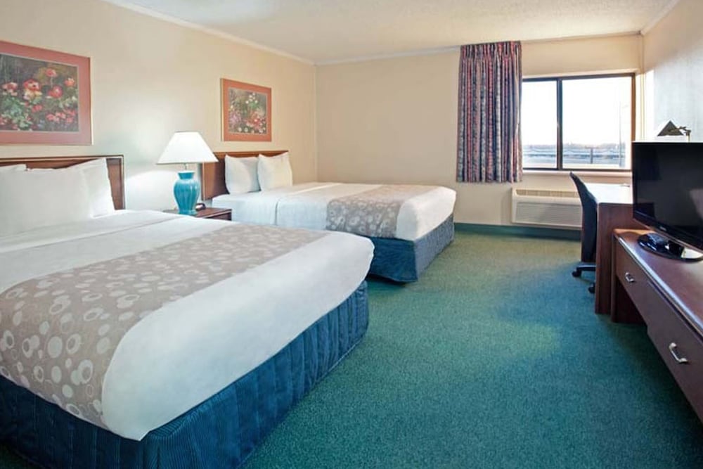 Deluxe Room, 2 Queen Beds, Non Smoking photo 3