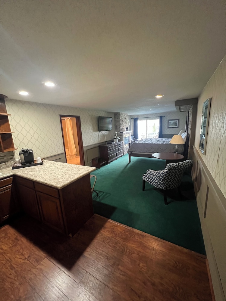 Deluxe Room, 1 King Bed, Lake View