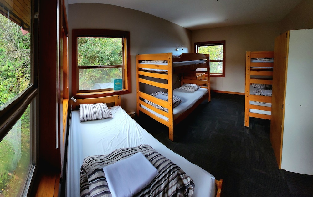 Private room with 5 single beds and shared bathrooms photo 1