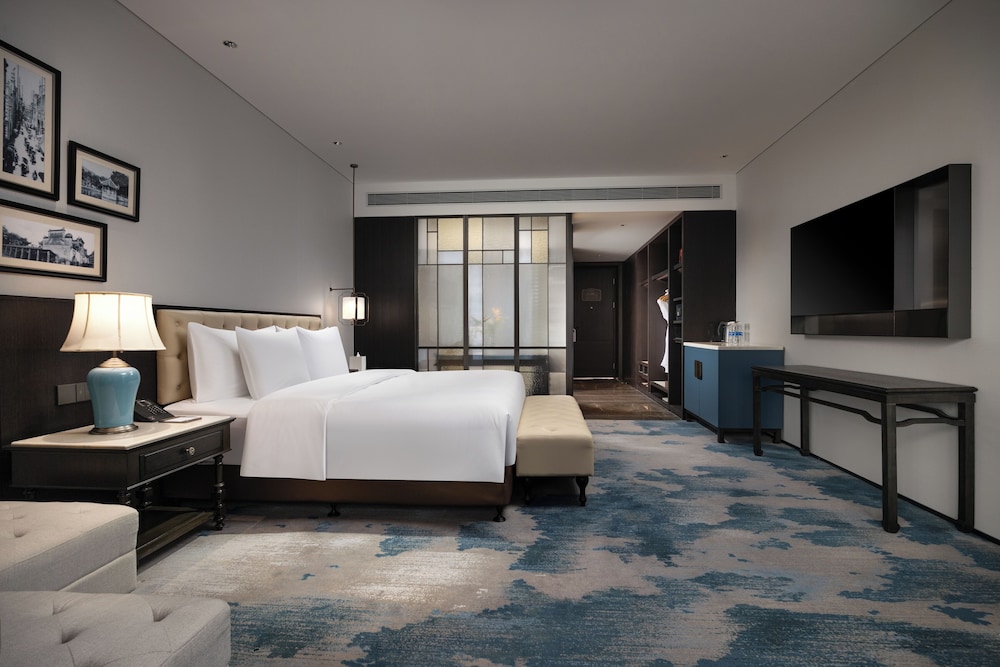 Basic Single Room, 1 King Bed, City View photo 1