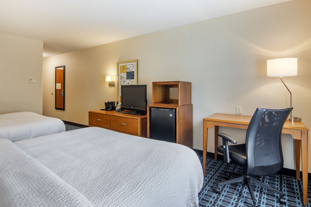 Room, 2 Queen Beds (Mobility/Hearing Access, Roll-In Shwr) photo 1