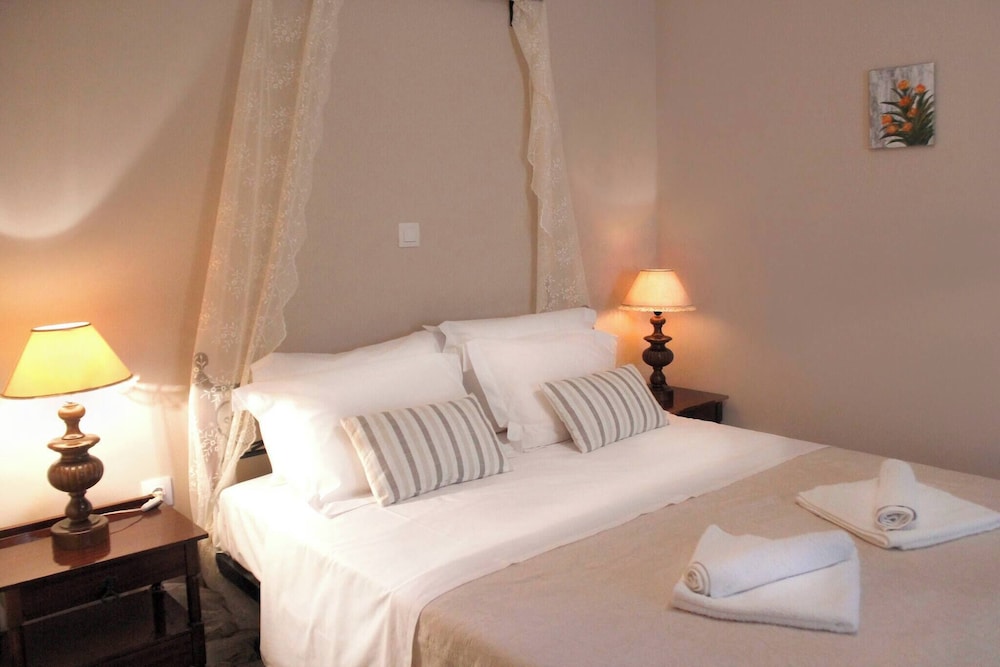 Relax in Elliniko Hidden Gem-vintage Bungalow With Garden and Hot Tub in an Iglo, Billede 40