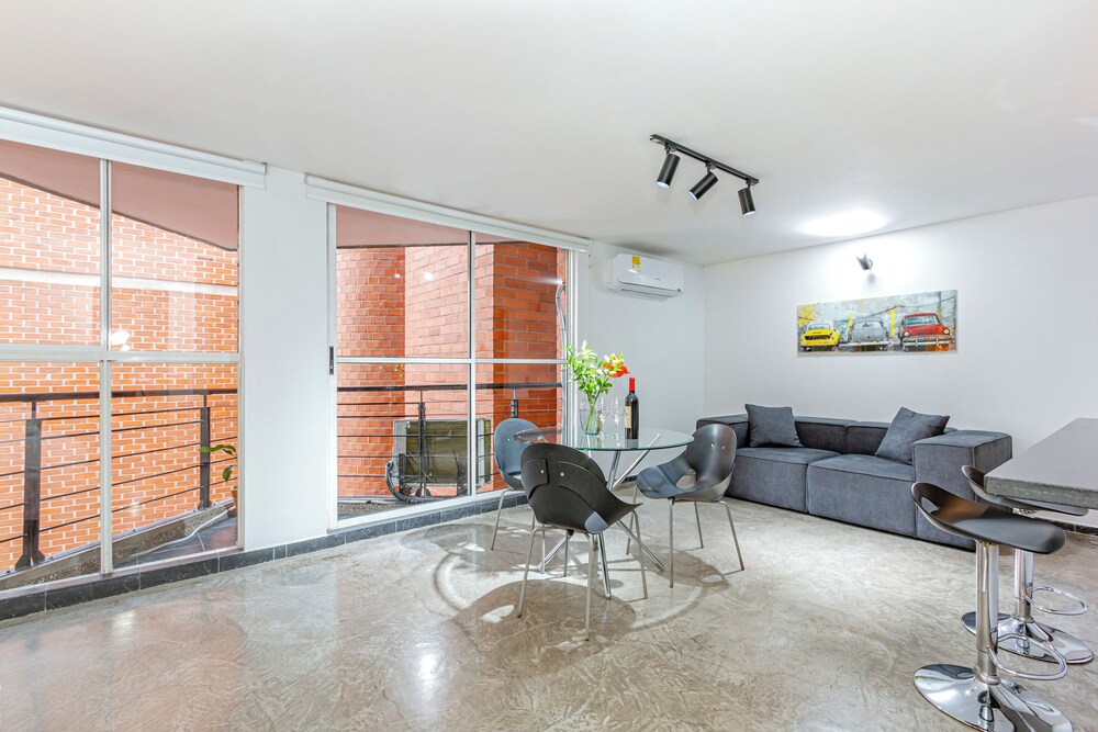 Studio, Balcony