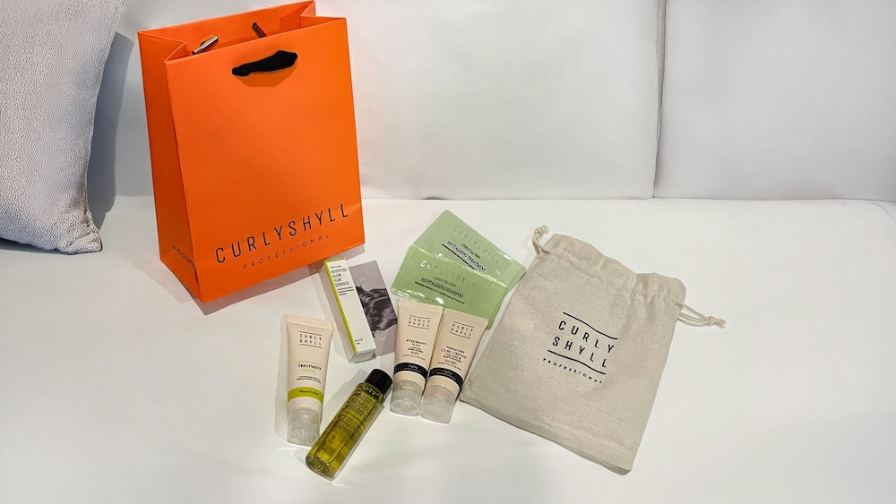[Curlyshyll Package] Premier Suite Twin+Curlyshyll Hair Care Set+Check-out at 2:00 PM