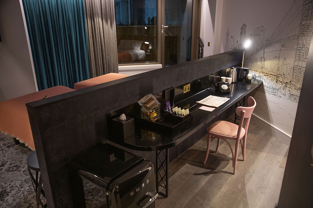 Suite, 1 King Bed (Furnished Balcony)