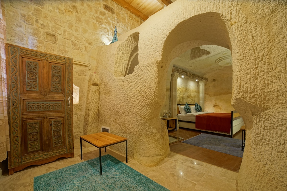 Executive Suite - Photo 2