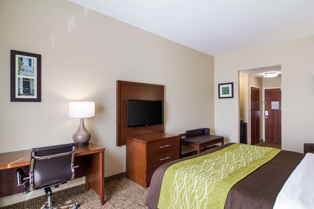 Standard Room, 1 King Bed, Non Smoking - Photo 3